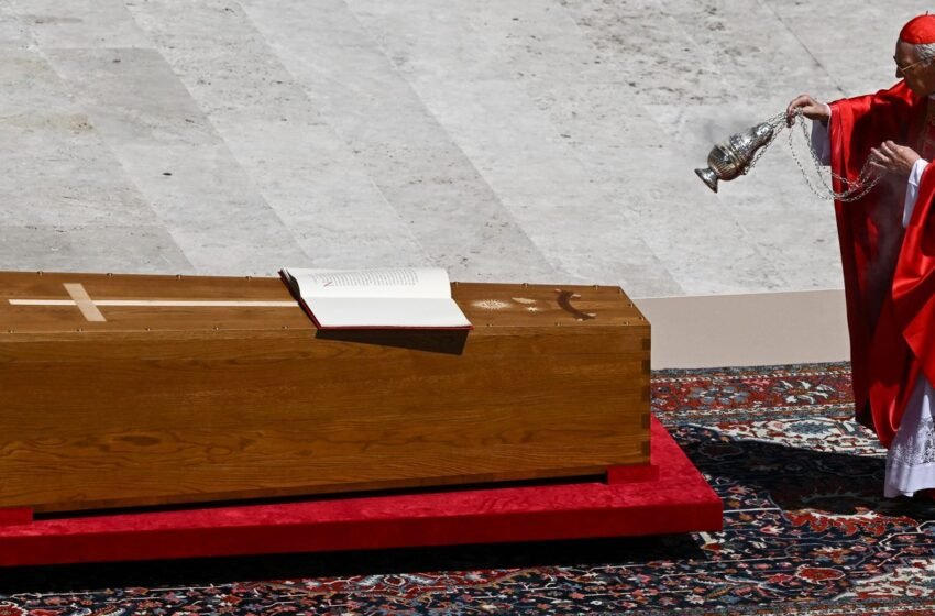  Corpo de papa Francisco é sepultado na Basílica de Santa Maria Maior