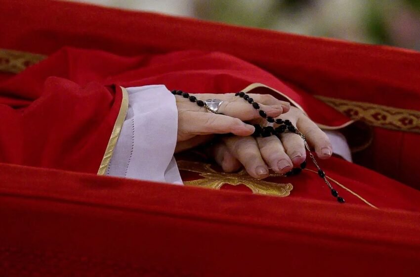  Argentina se despede do papa Francisco com “abraço simbólico” em missa