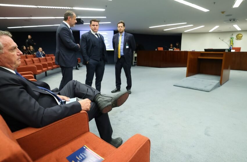  Moraes dá cinco dias para Bolsonaro e réus apresentarem defesa prévia