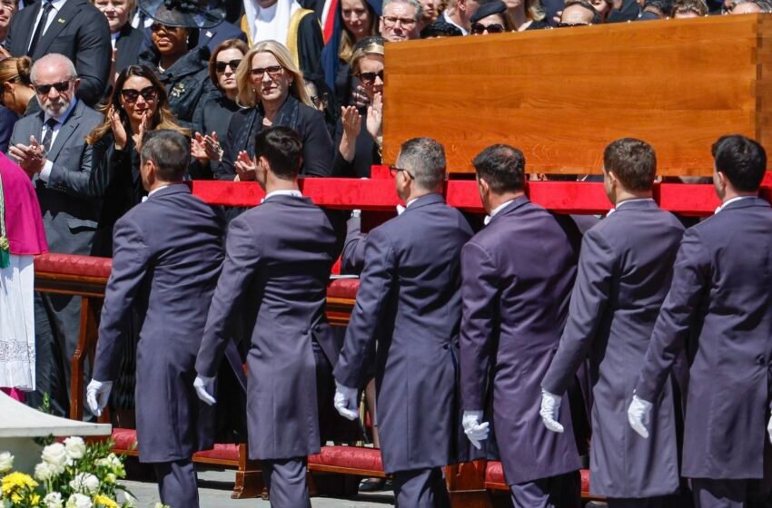  No Vaticano, Lula diz que papa fez história ao combater desigualdades
