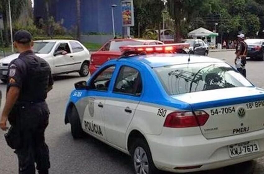  Traficantes sequestram sete ônibus e usam como barricadas no Rio