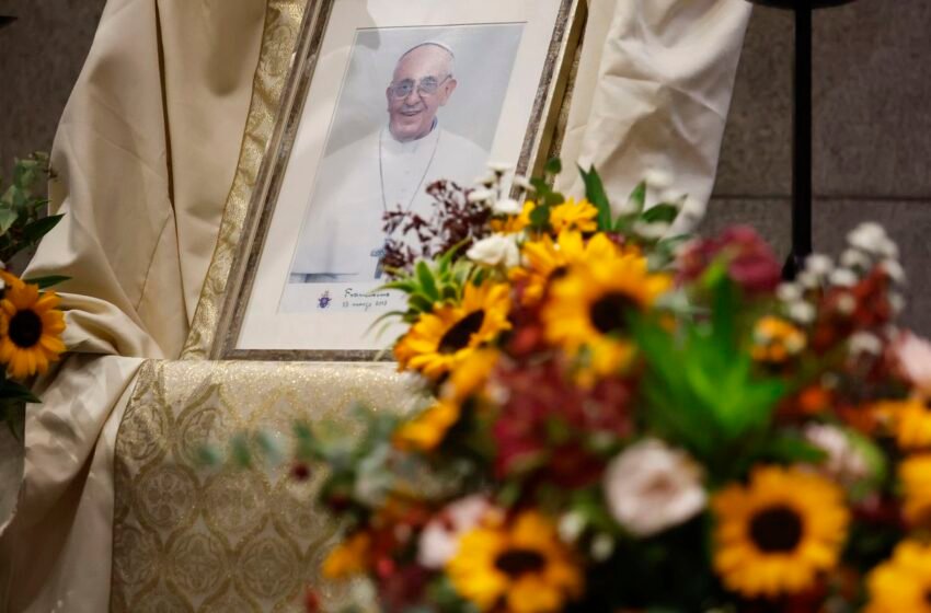  Vaticano confirma morte do papa por AVC e colapso cardiovascular