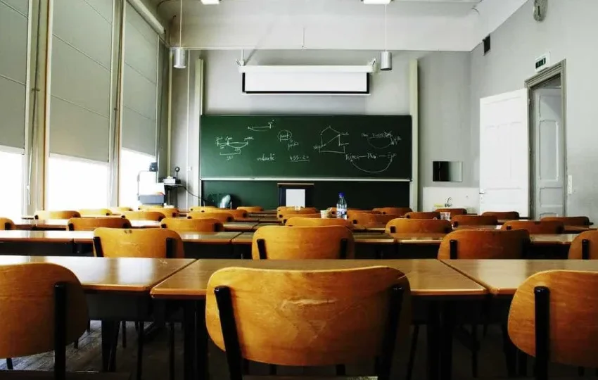 Alunos perdem mais de 1 semestre letivo no ensino médio em estados que não cumprem lei
