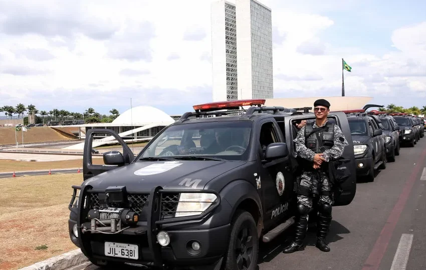  Polícia atira bombas de gás em marcha de indígenas em frente ao Congresso