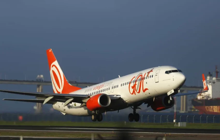  Avião da Gol bate em carro durante decolagem no Galeão (RJ)