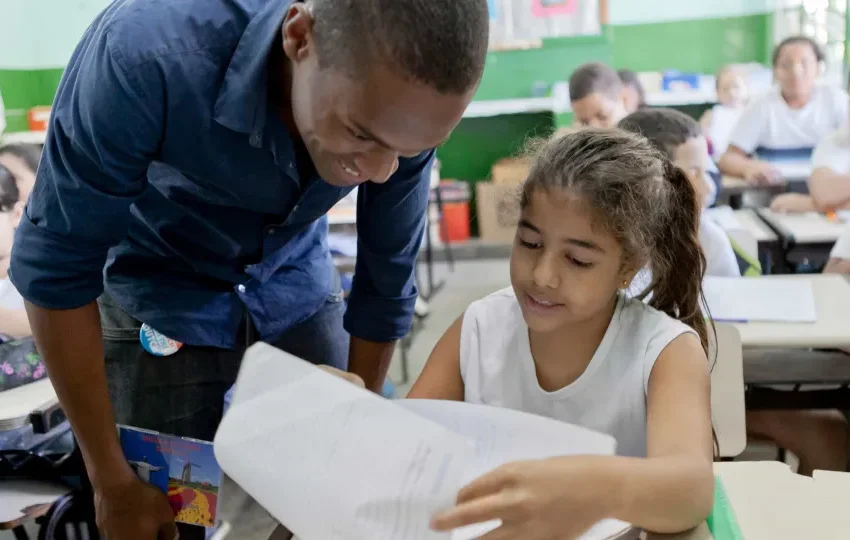  Ministro da Educação anuncia reajuste no piso salarial de professores