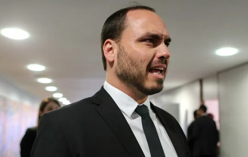  Carlos Bolsonaro apoia Flávio e diz ser normal mercado se preocupar com nome que pode reduzir lucro