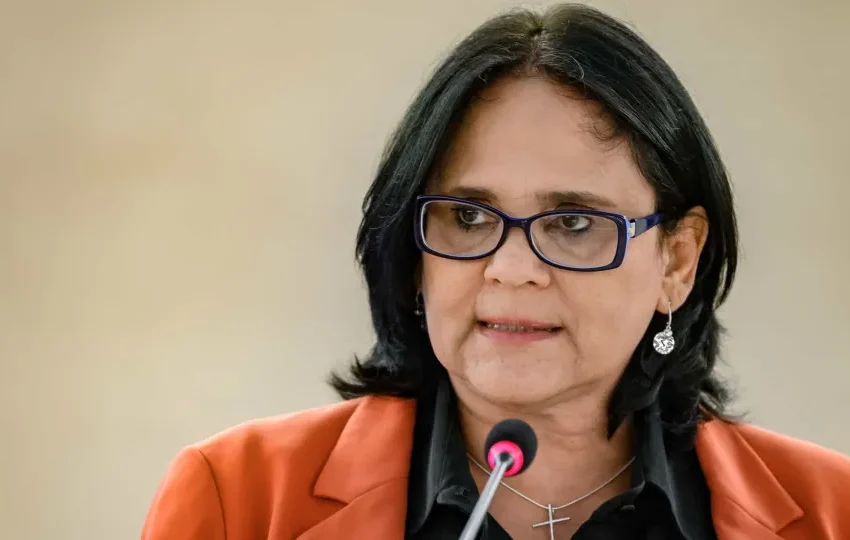  Damares declara apoio a Flávio e diz que ajudará a levar evangélicos para campanha