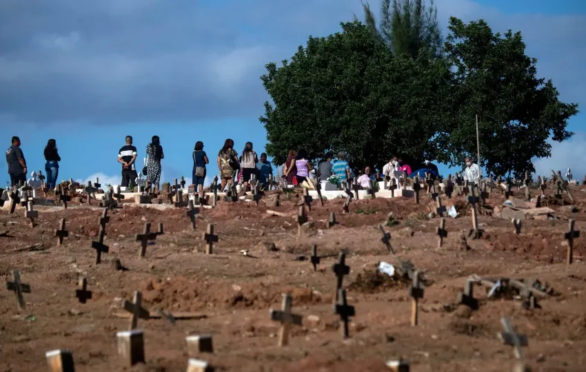  Número de mortes por Covid no Brasil ainda é alto e se equipara à queda de 6 Boeings em 2025