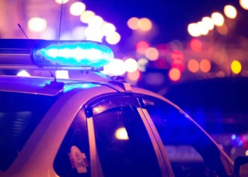 PM fica ferido ao bater moto em carro que cruzou avenida na zona sul de SP