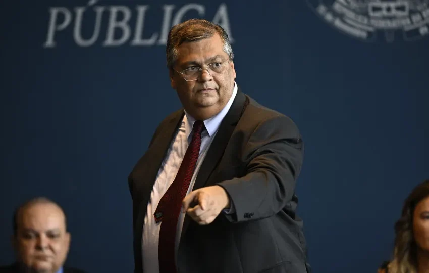  Dino libera emendas para piso da saúde e exige do Congresso indicação de autores