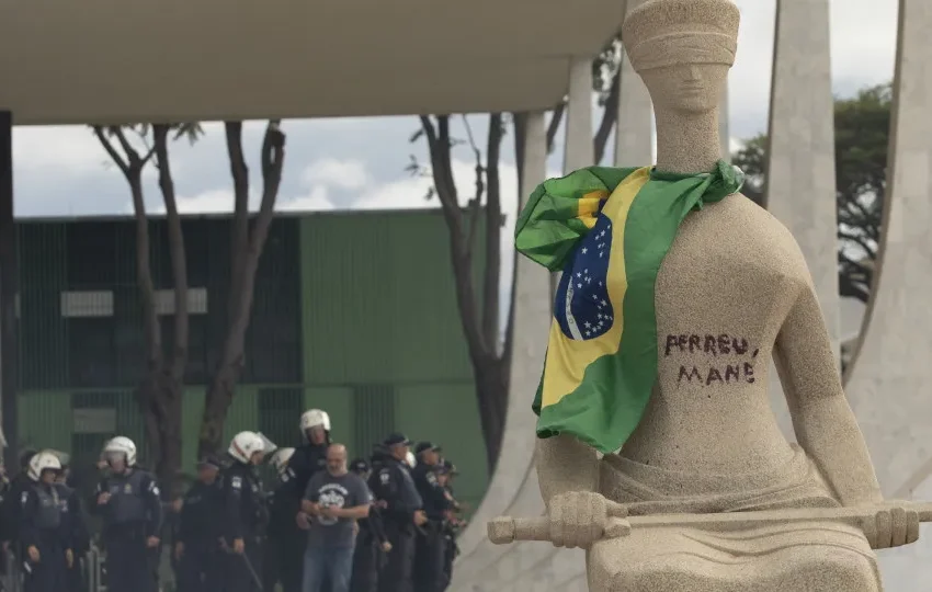 Mulher que pichou estátua no 8/1 disse que foi levada pelo ‘calor do momento’