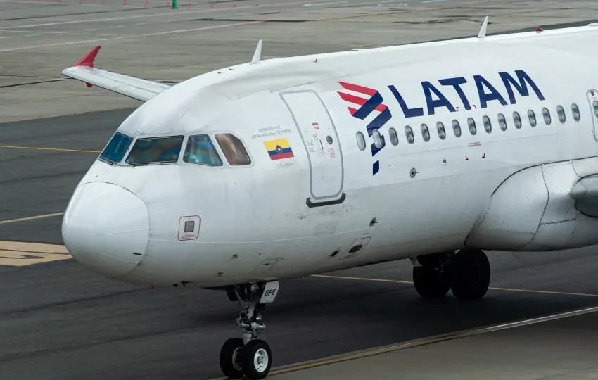  Avião da Latam faz pouso prioritário no Aeroporto de Guarulhos