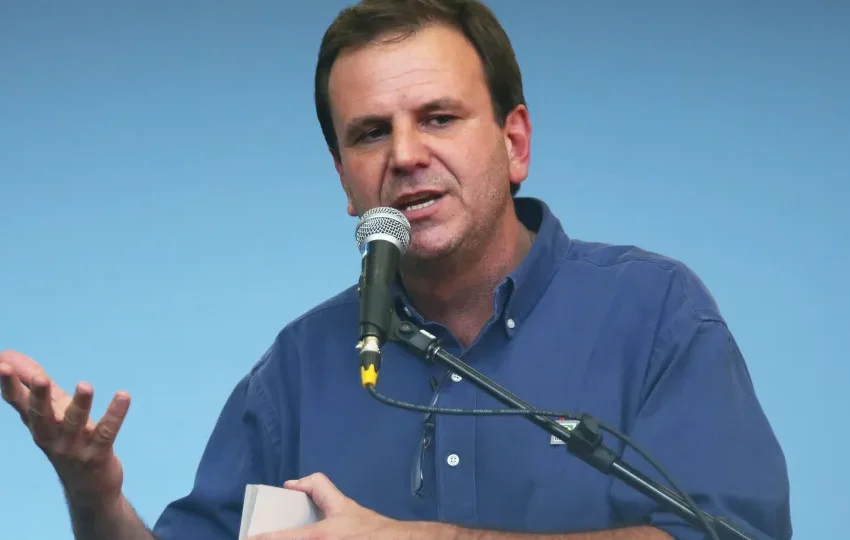 Eduardo Paes faz enquete para definir próximo show em Copacabana