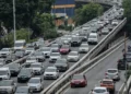 Motoristas enfrentam congestionamentos na volta a São Paulo nesta segunda (21)