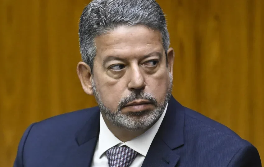 Lira defende legado e passa bastão da Câmara a Hugo Motta
