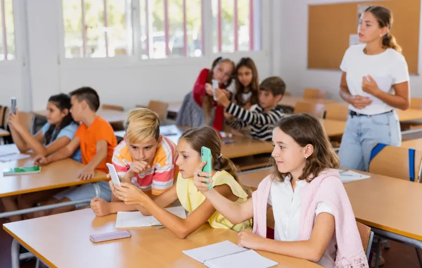  Volta às aulas sem celular: saiba como vai funcionar a nova lei