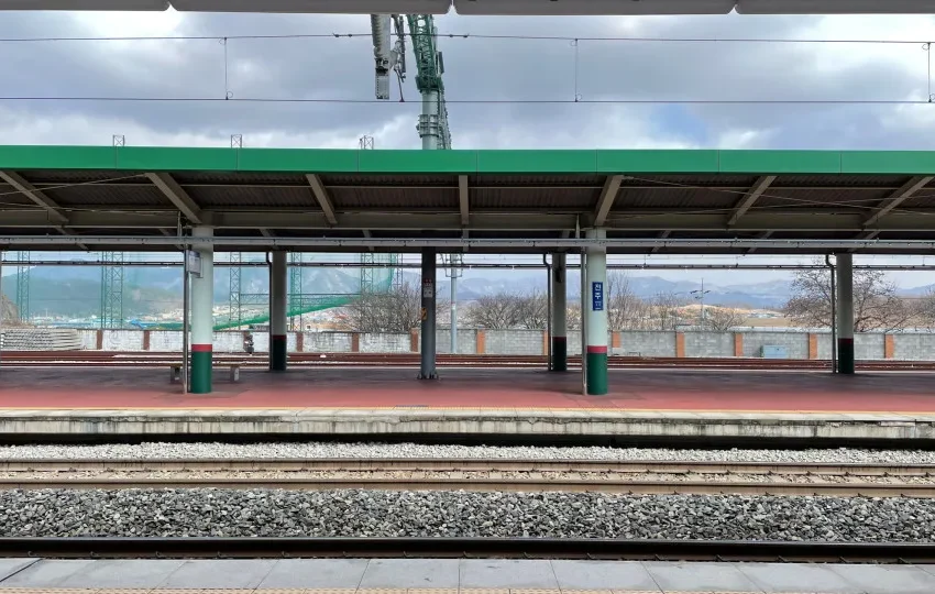  Adolescente morre atropelado por trem após pular muro para pegar bola em SP