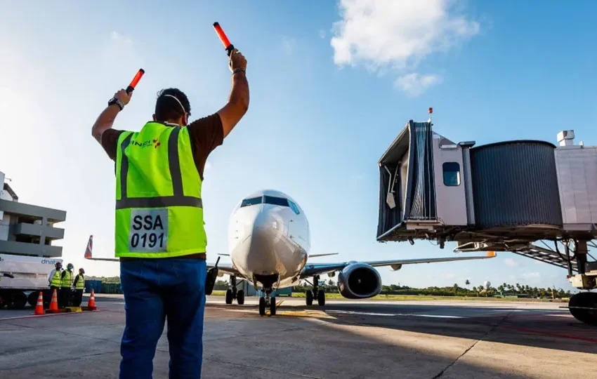  Passageiro de 67 anos morre ao cair de escada em desembarque de avião no interior de SP