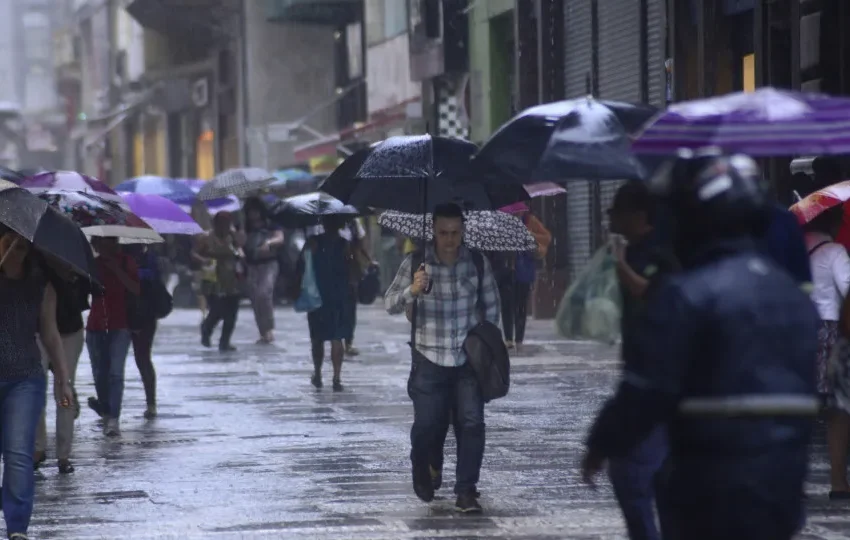  Chuva coloca SP em estado de atenção para alagamentos; Defesa Civil emite alerta severo