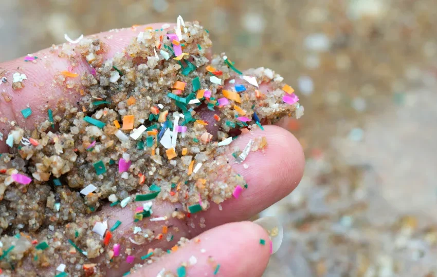  Desigualdade agrava problema dos microplásticos na água, dizem especialistas