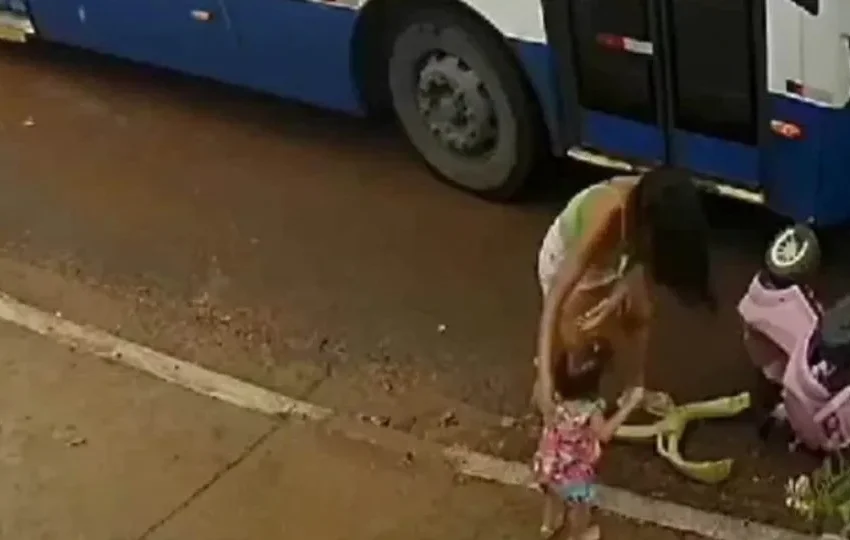  ‘Estado de choque’: diz mãe que foi arrastada com filha por ônibus em MT