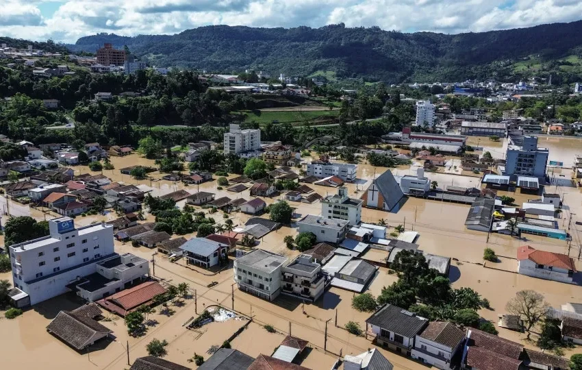  Chuvas em Santa Catarina deixam 995 desalojados e 320 desabrigados