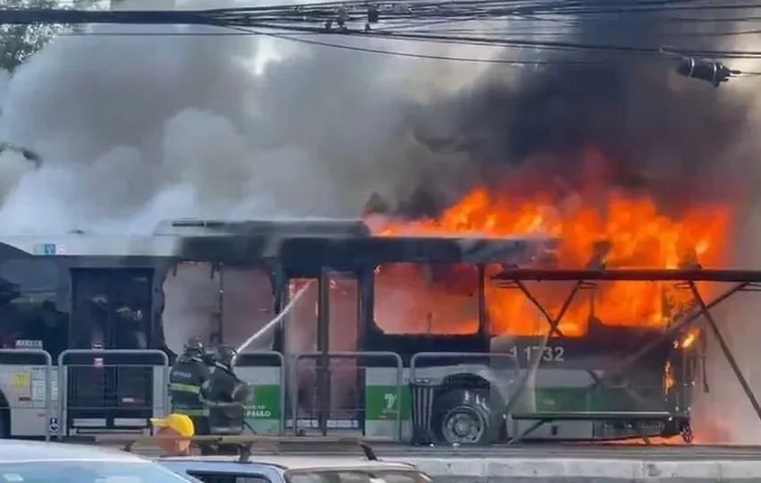  Passageiro de ônibus atingido por avião em SP diz que fuga ocorreu pelas janelas
