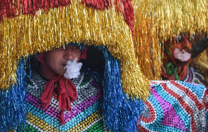  Chuva forte não desanima público no Galo da Madrugada