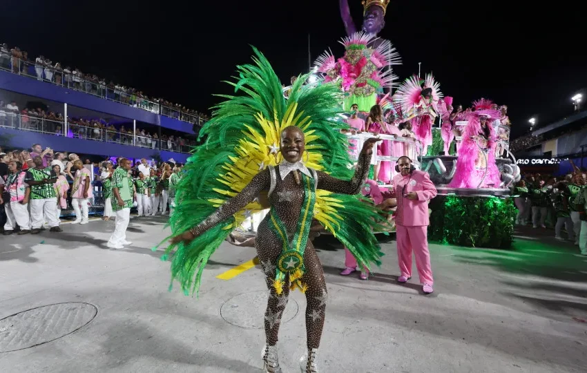  Com paradinhas e refrão forte, Mangueira empolga no primeiro dia de desfiles no Rio de Janeiro