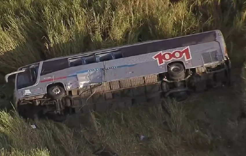  Ônibus com 45 passageiros cai em ribanceira na Dutra, e uma pessoa morre