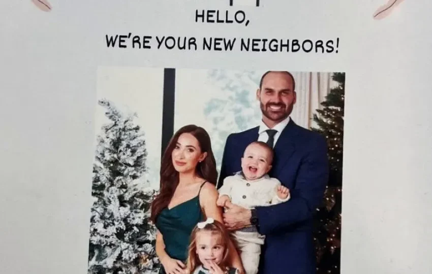  Esposa de Eduardo Bolsonaro apresenta família a “novos vizinhos” nos EUA