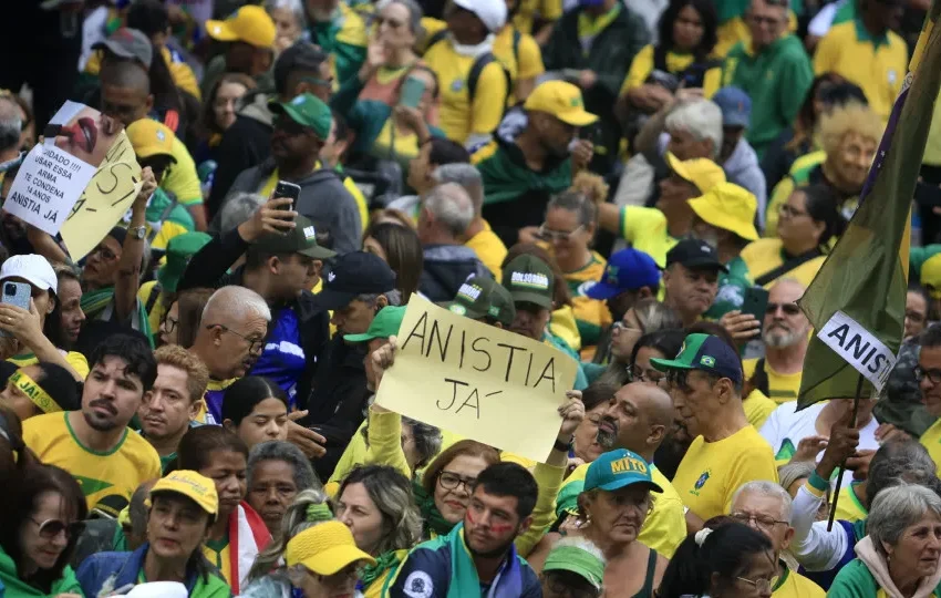  Manifestantes se reúnem na Paulista, e Bolsonaro se encontra com 7 governadores