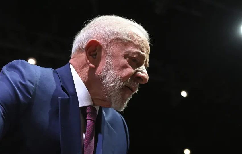  Lula aparece com curativo na testa após procedimento para retirar pinta