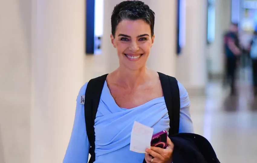  Em clique raro, Ana Paula Arósio é vista em aeroporto do Rio e tira foto com fãs