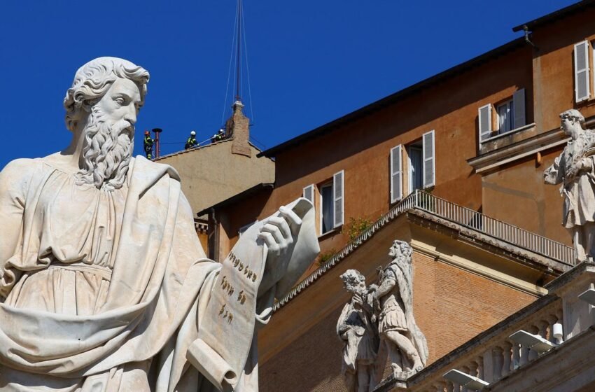  Instalada na Capela Sistina chaminé que anunciará o novo papa
