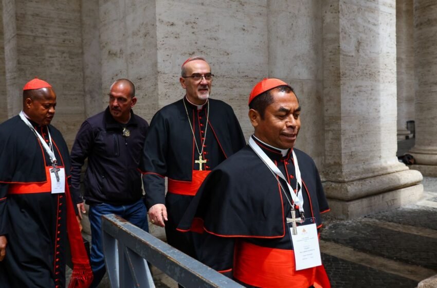 Todos os cardeais que votam no conclave já estão em Roma, diz Vaticano