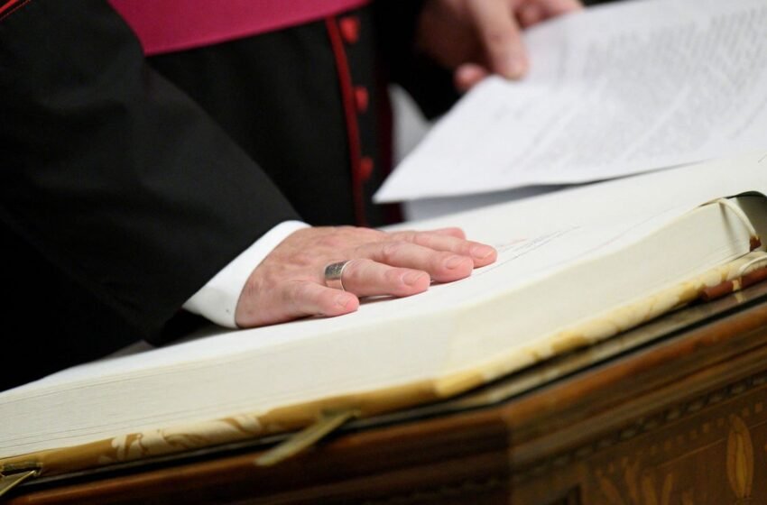  Cardeais entram em reclusão antes do conclave para eleger novo papa