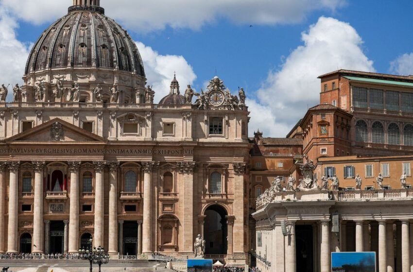  Vaticano registra fumaça branca; novo papa é eleito