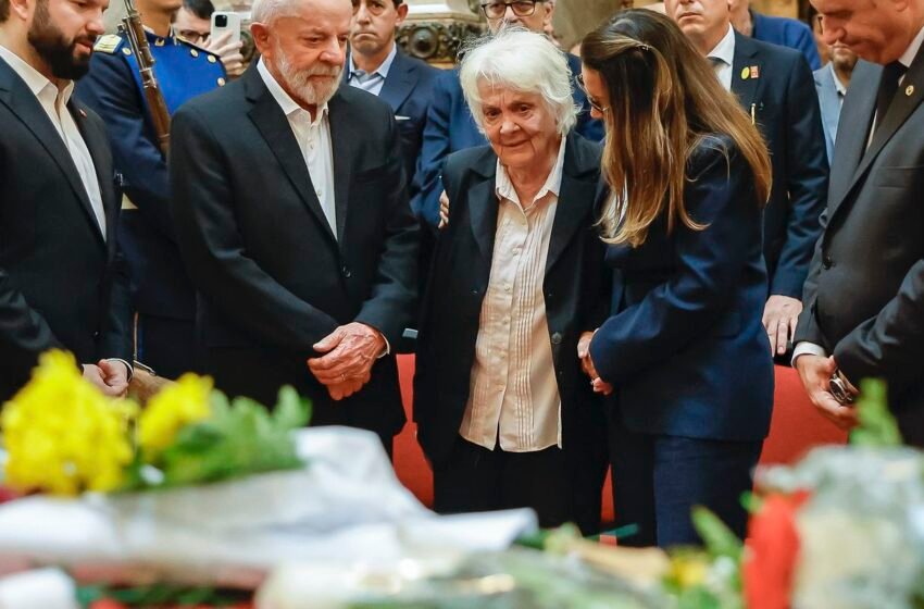  Milhares de uruguaios se despedem de Pepe Mujica em funeral