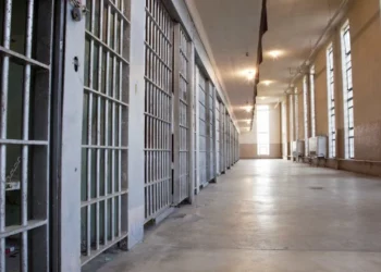 Homem que agrediu bebê após confundi-la com boneca reborn em BH paga fiança e é solto