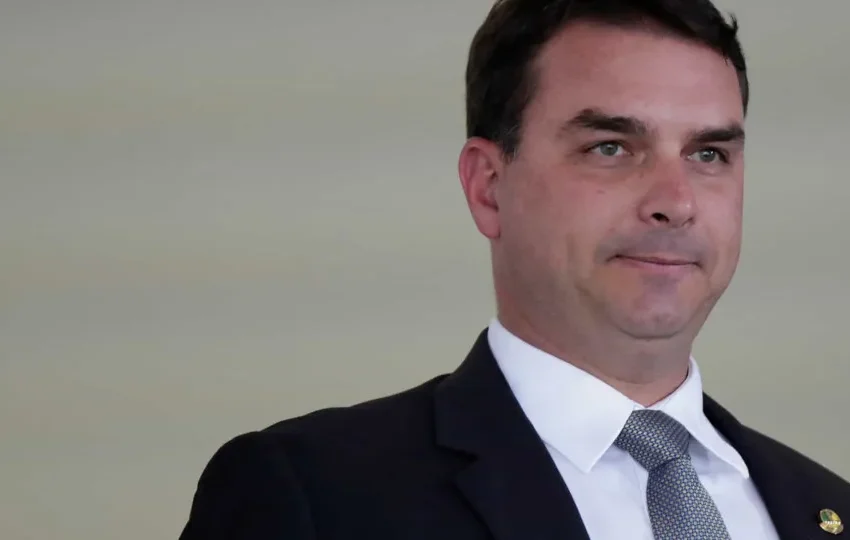 Zambelli cometeu crime, mas condenação foi injusta, diz Flávio Bolsonaro