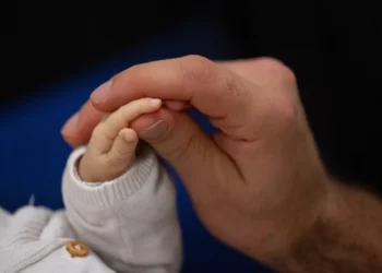 Homem agride bebê ao achar que casal usava boneca ‘reborn’ para furar fila