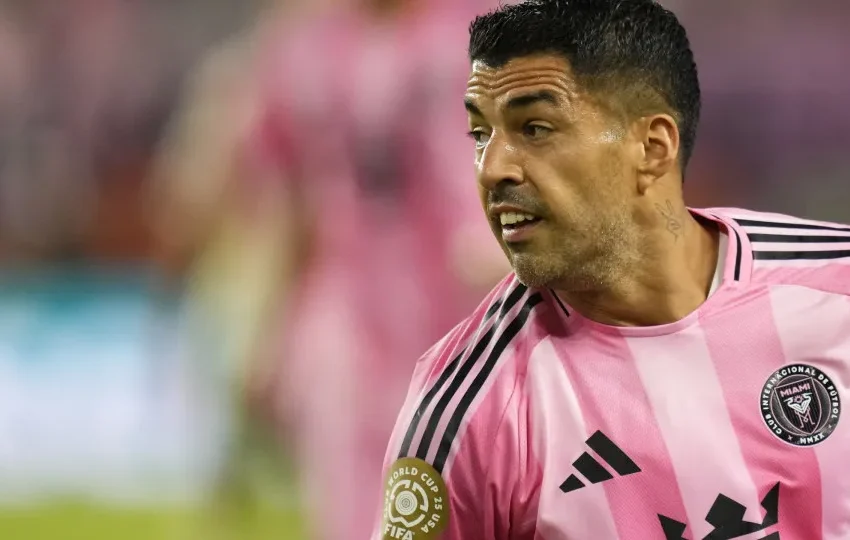 Suárez cospe em auxiliar de rival em final com confusão e pancadaria