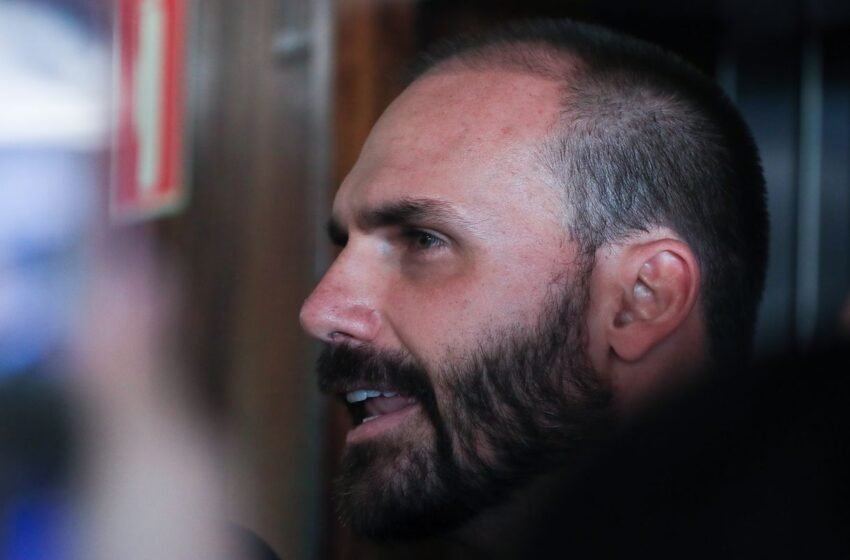  Eduardo Bolsonaro pede à Hugo Motta que possa exercer mandato dos EUA