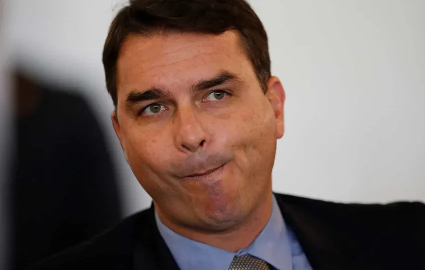 Moraes ‘invade privacidade’ de mulheres na casa de Bolsonaro, diz Flávio