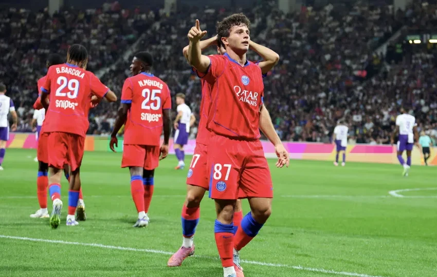  Puskás? João Neves marca golaço de bicicleta em goleada do PSG; vídeo