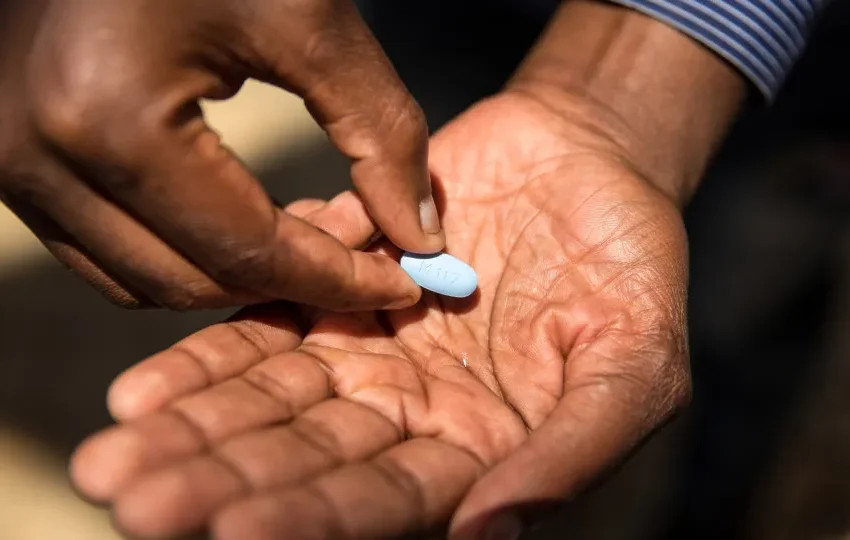 Jovens de 15 a 29 anos são os que mais usam máquinas de PrEP, de prevenção ao HIV, no metrô de SP