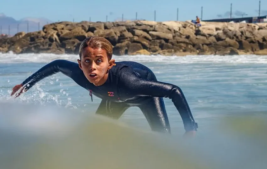  Surfista português Zion Brocchi morre aos 12 anos, vítima de câncer