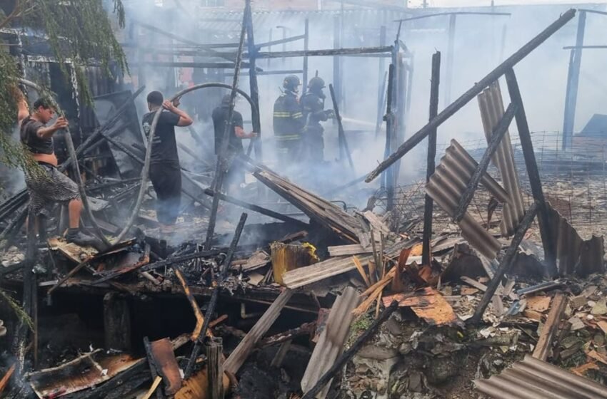 Mais de 15 moradias são atingidas por incêndio em Cubatão